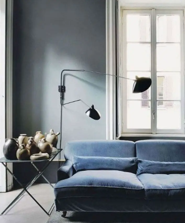 Salon cosy avec canapé bleu velours