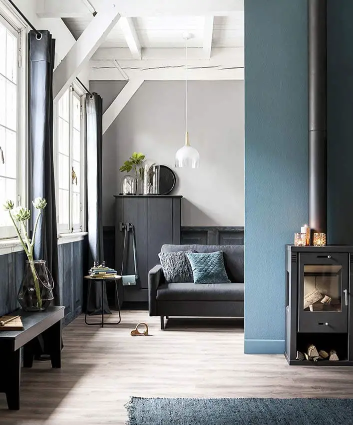 beau salon avec canapé gris et murs bleu canard