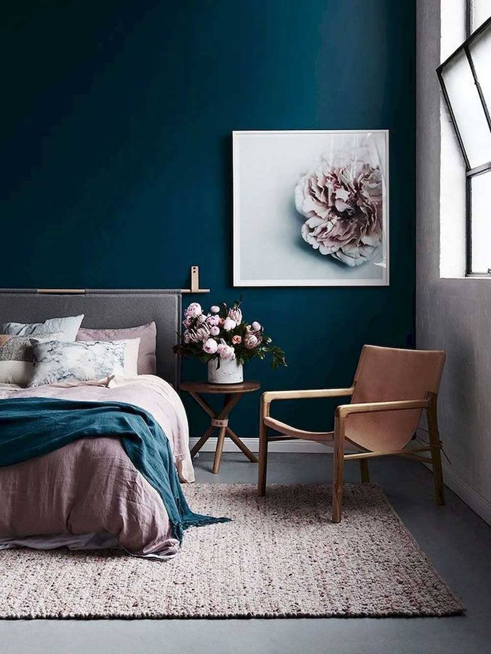 Chambre chic aux murs bleu avec touches de rose et tapis chiné texturé