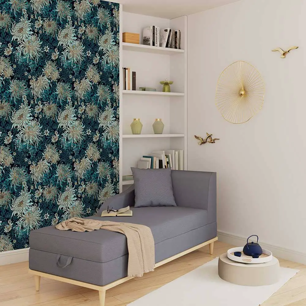 Day Bed scandinave avec méridienne dans petite chambre cosy aux papier peint à motifs fleuris bleu pétrole 