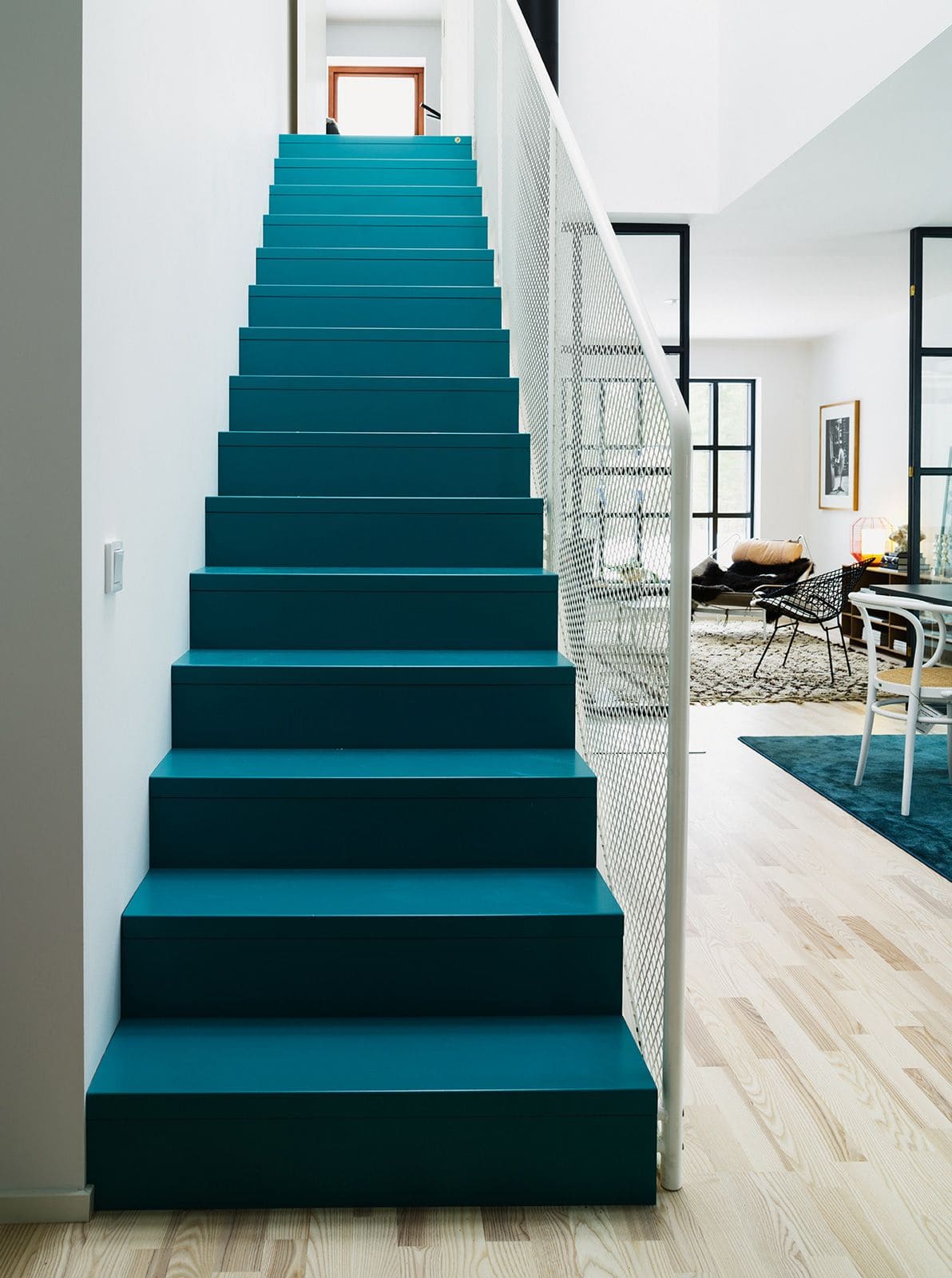 Escalier peint : idées de cage d'escalier bleu pétrole