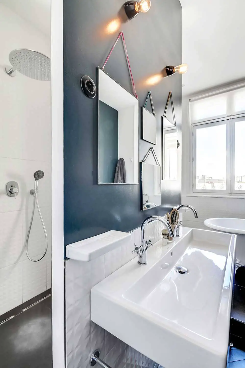 Salle de bain de style haussmannien avec muret bleu pétrole
