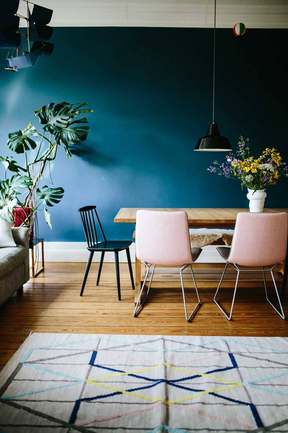 salon-cosy-avec-tapis-berbere-mur-bleu Salon cosy avec tapis berbère et murs bleu