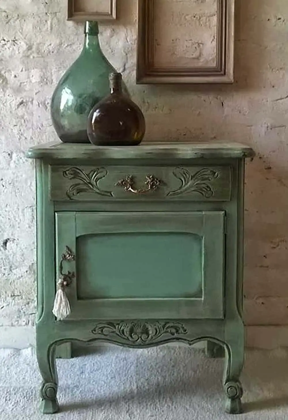 Meuble ancien en bois avec Dame Jeanne verte - Decorazine.fr