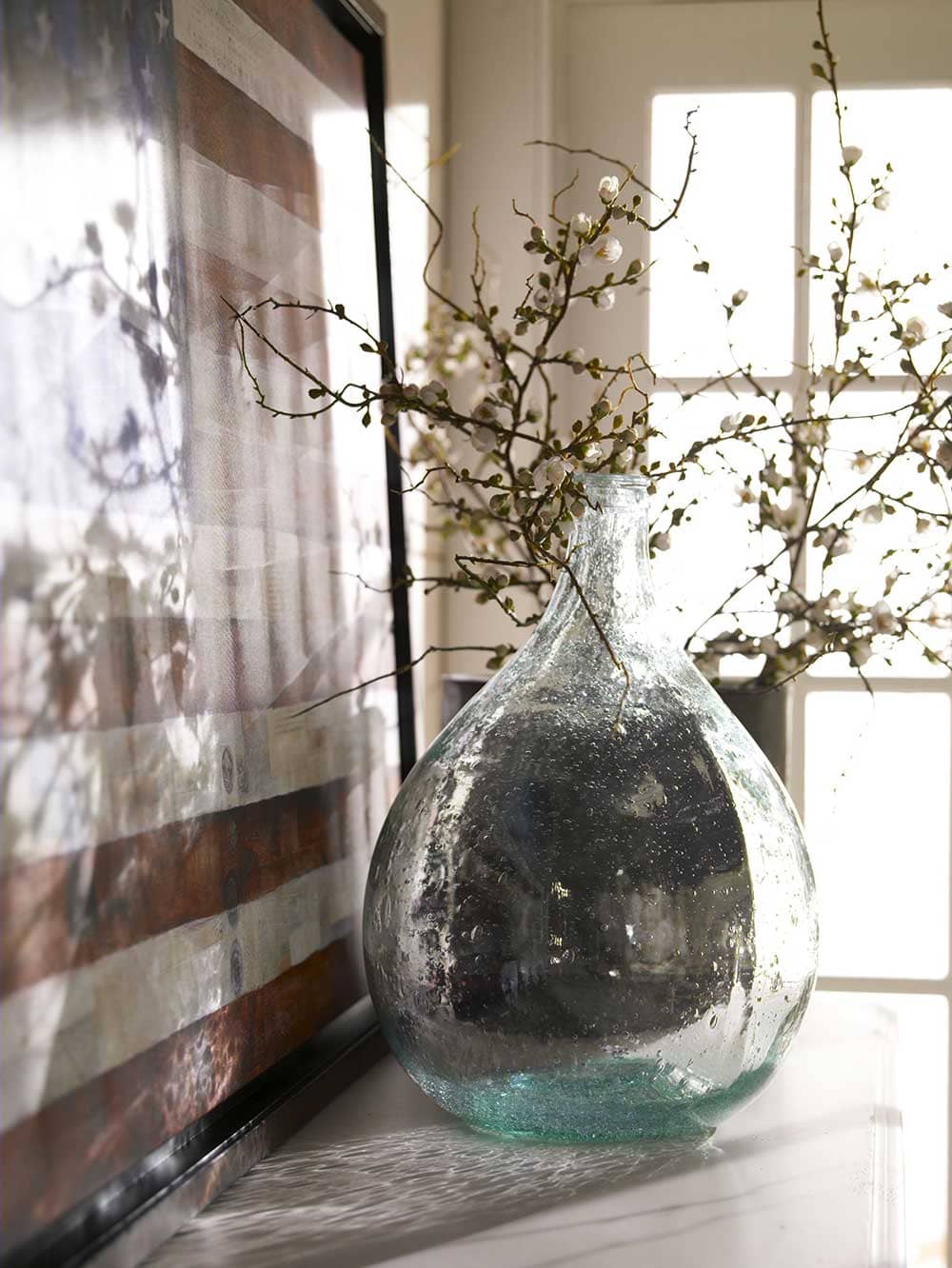 belle-bonbonne-en-verre-avec-gouttes-et-branchage-decoratif-decorazine.fr Belle bonbonne en verre avec gouttes d'eau et branchage décoratif - Decorazine.fr