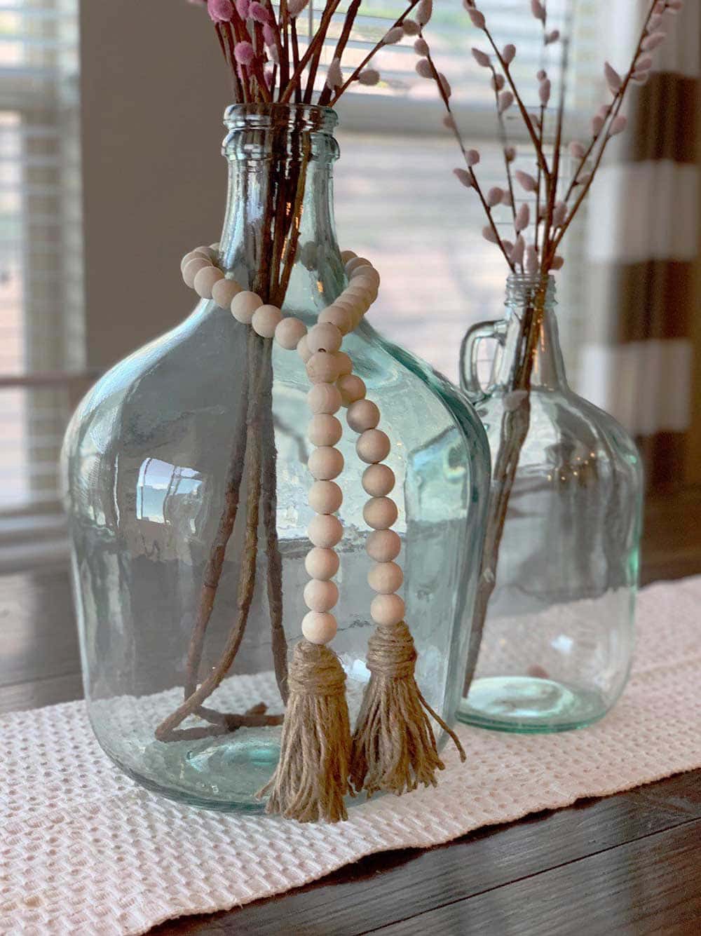 Dame Jeanne avec colliers et branches décoratives - Decorazine.fr