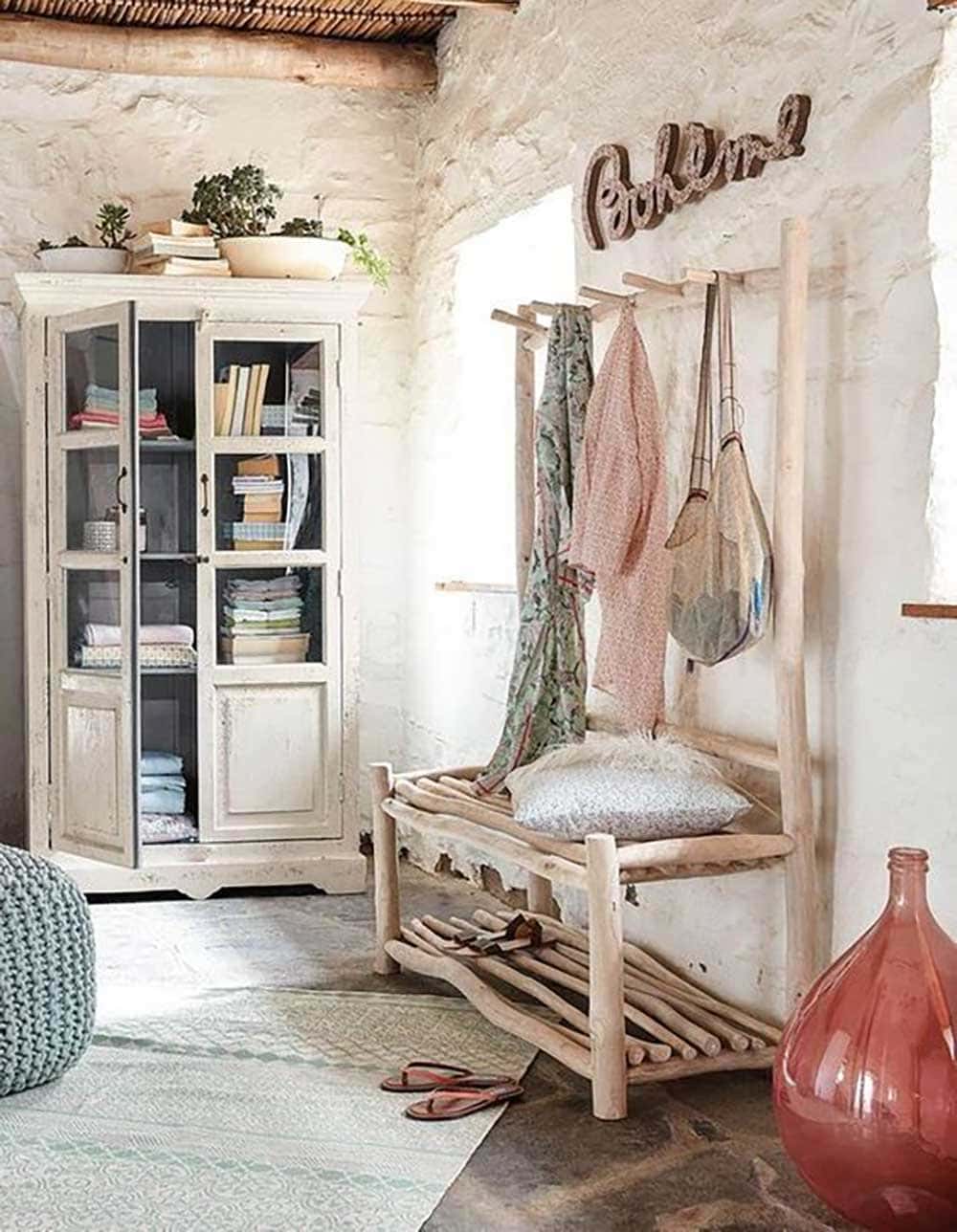 Idée de décoration avec une jarre en verre rose dans une chambre style bord de mer - Decorazine.fr