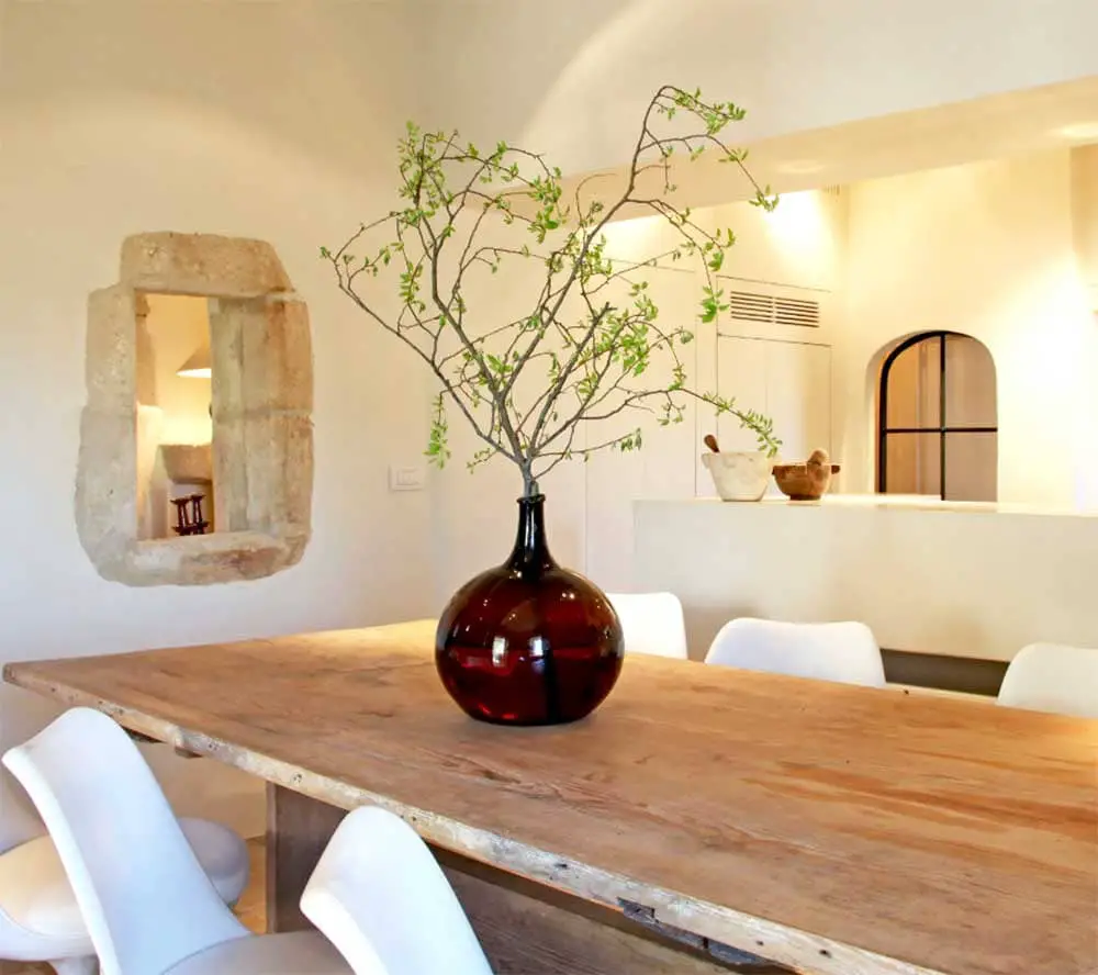 Jarre décorative e verre posée sur une table de salle à manger en bois - Decorazine.fr