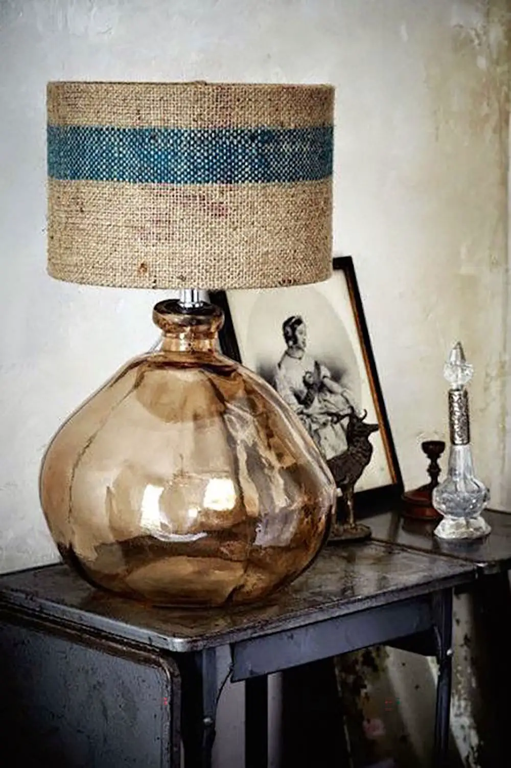 Lampe originale avec dame jeanne ambre doté d'un abat jour en tissage naturel - Decorazine.fr