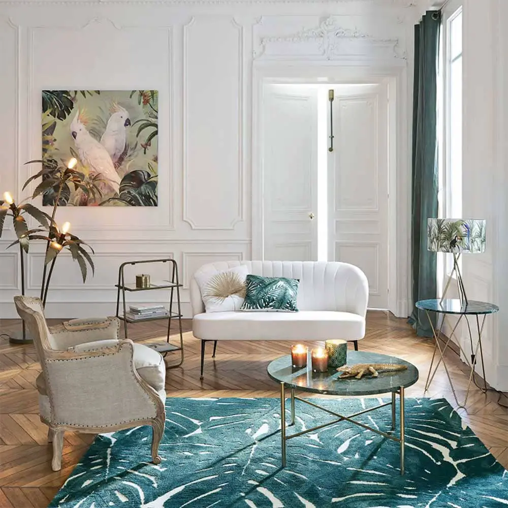 Salon bourgeois chic avec tapis jungle pour ambiance zen - Decorazine.fr