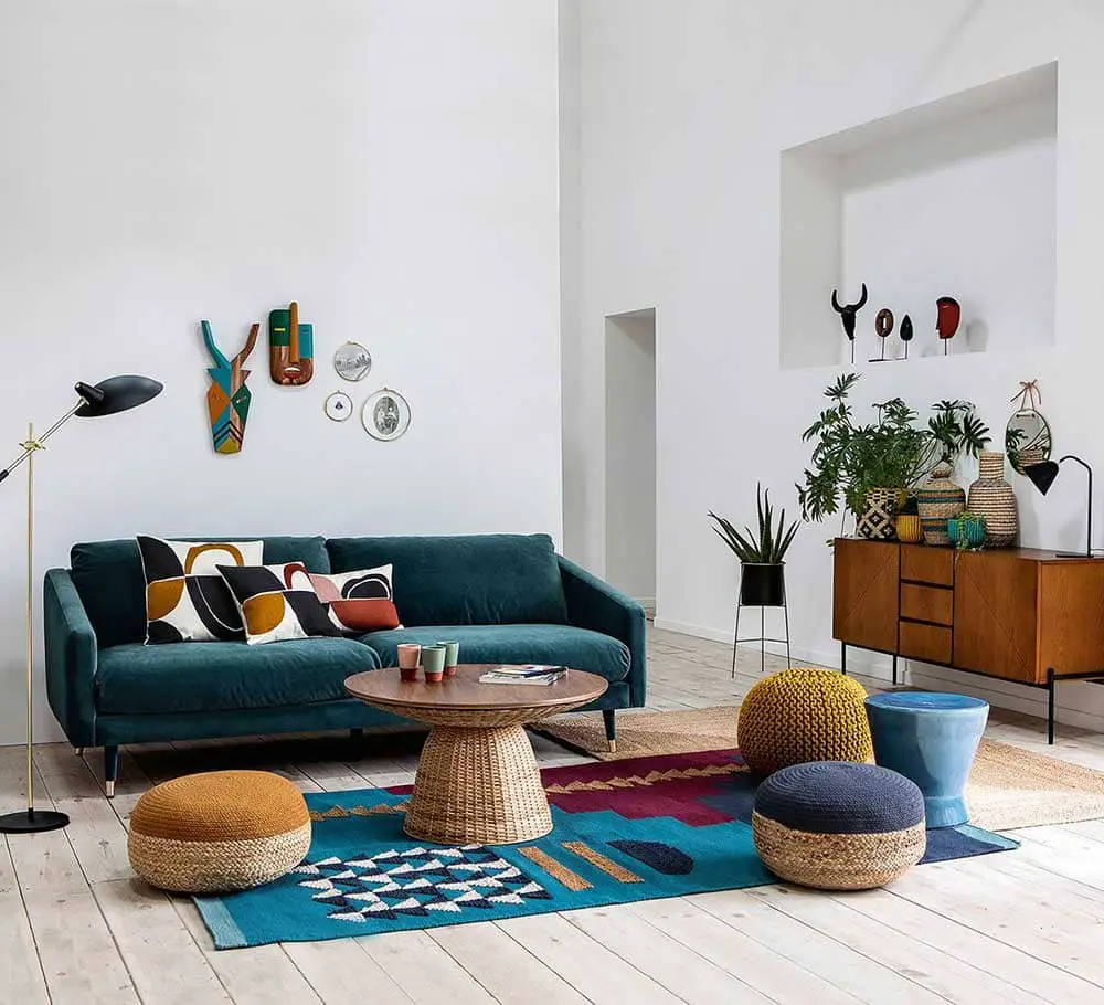 Petit salon chic avec canapé vert et tapis kilim Kupsy - Decorazine.fr