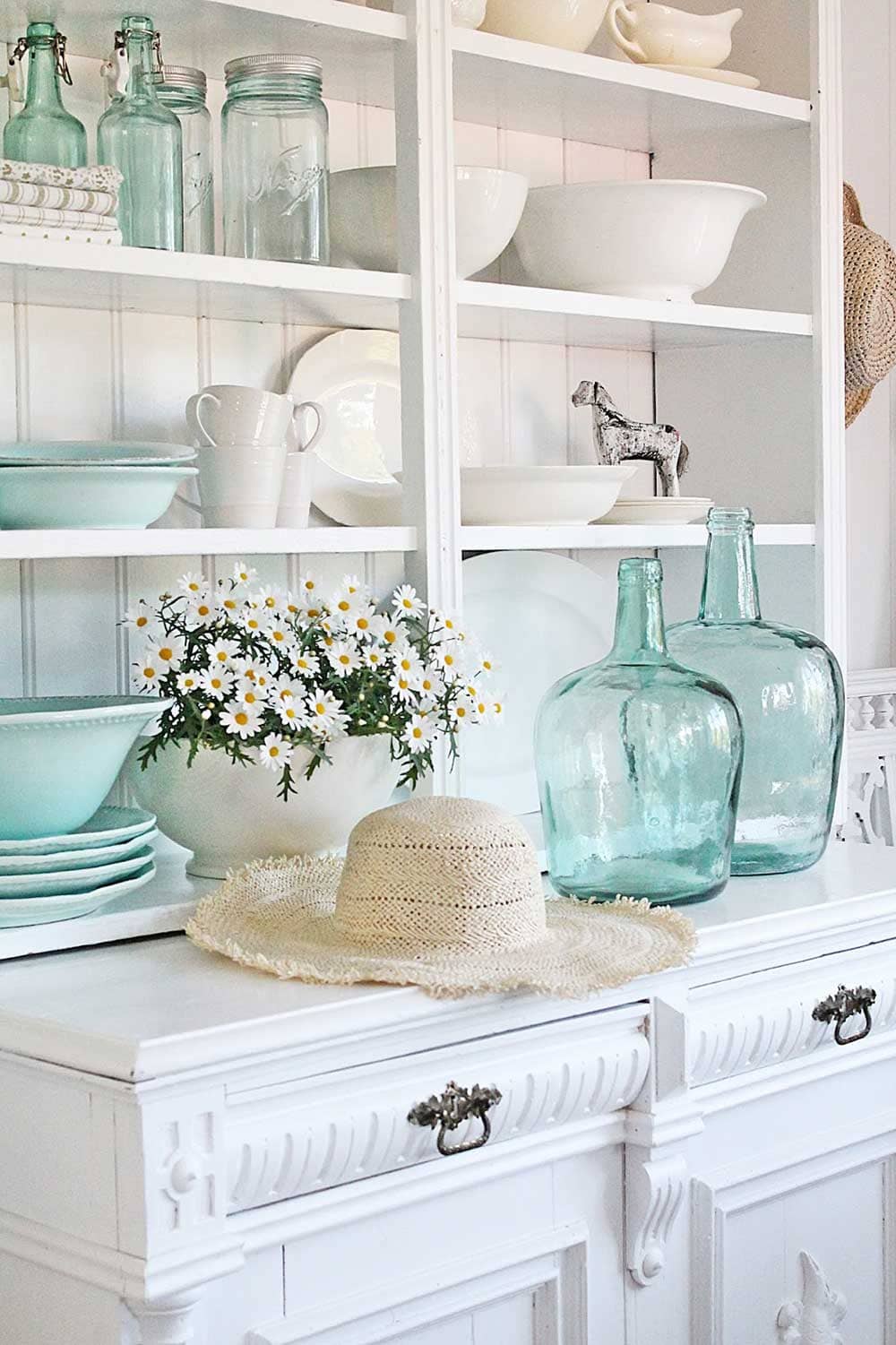 vaissailier-champetre-avec-fleurs-et-vases-en-verres-decorazine.fr Joli vaisselier en bois avec fleuri et avec jarres en verre - Decorazine.fr