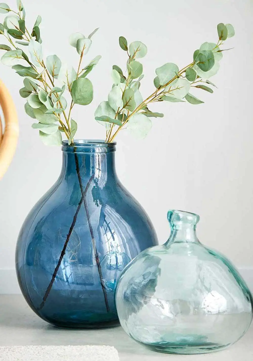 Vase en cristal en bleu électrique avec branche d'olivier - Decorazine.fr