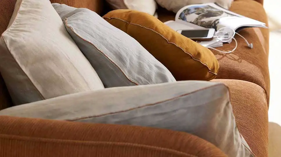 Comment disposer et décorer son canapé avec des coussins - Decorazine.fr
